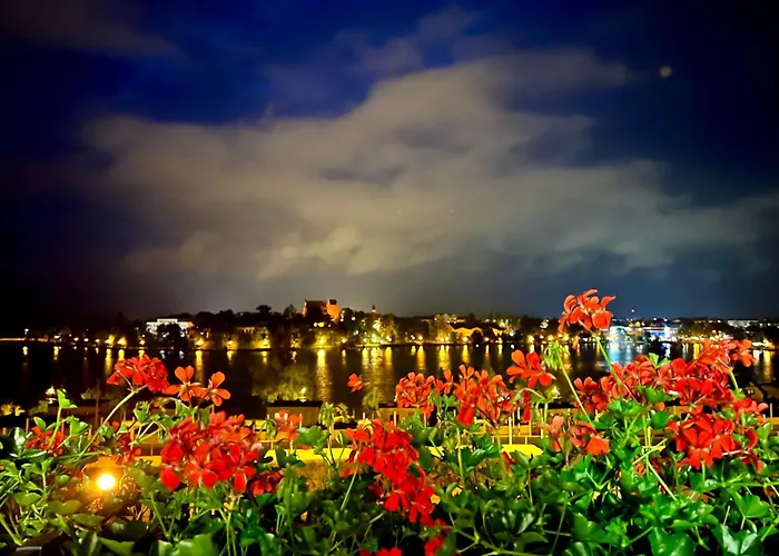 Artystyczna Przestrzen Z Widokiem Na Jeziora